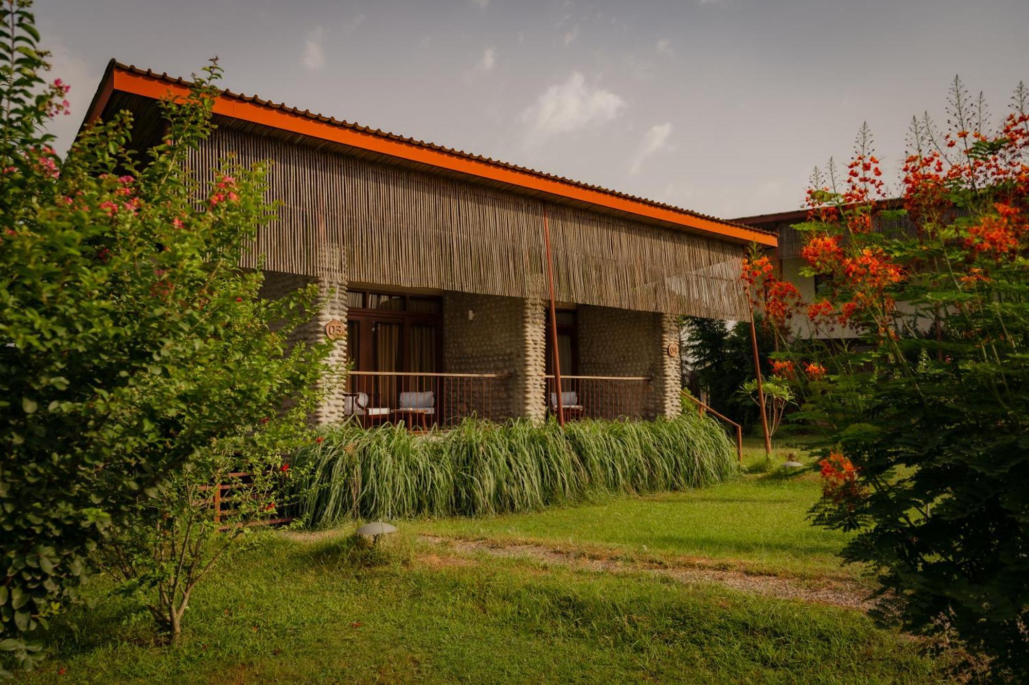 Sanctuary Chitwan National Park Читван Экстерьер фото
