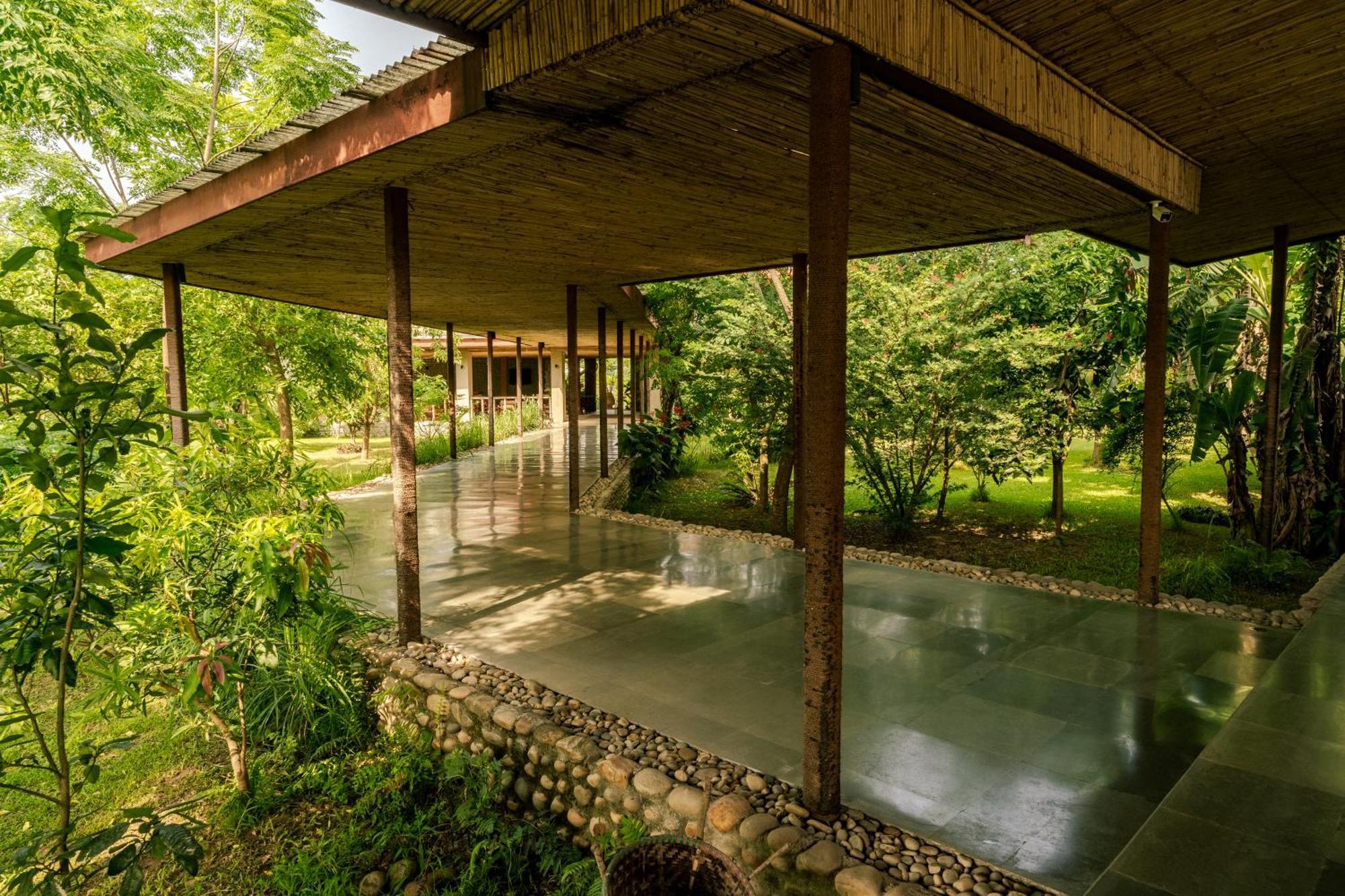 Sanctuary Chitwan National Park Читван Экстерьер фото